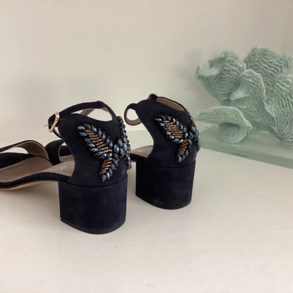 AGL CRYSTAL EMBELLISHMENTS T-STRAP SUEDE NAVY SANDALS SHOES BEAUTIFUL 39 8.5